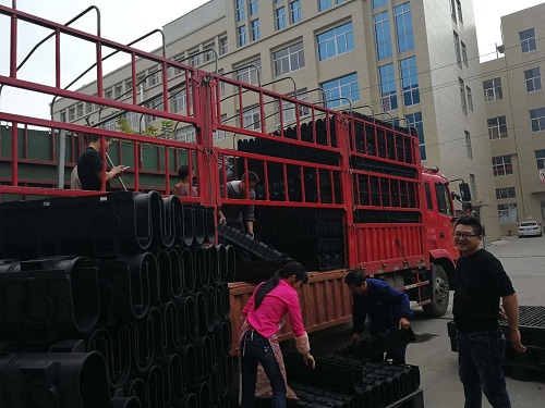 成品排水溝裝車(chē)現(xiàn)場(chǎng)